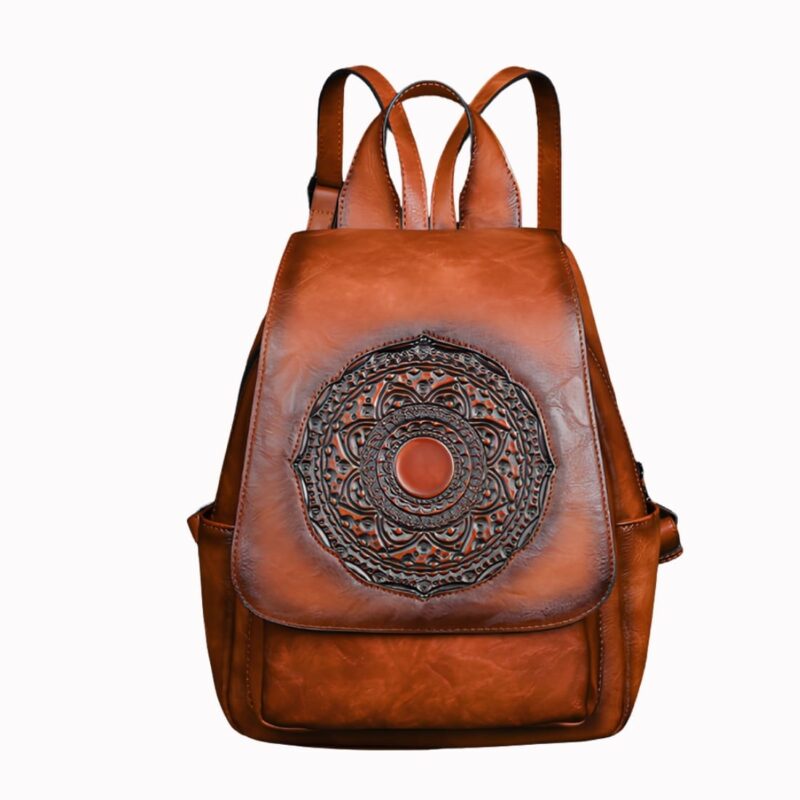 Sac à dos rétro pour femme de couleur marron en cuir synthétique avec motif sur le devant.