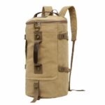 Sac à dos voyage élégant pour homme beige sur fond blanc