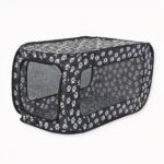 Avec notre cage pliable de voyage pour animaux de compagnie, vos compagnons ne sentiront plus jamais à l'étroit ! Offrant une très grande capacité dépliée, c'est une fois plié qu'elle vous surprendra, car à peine plus grande qu'un petit sac à dos. Il n'y aura jamais aucune raison de ne pas la prendre avec vous !