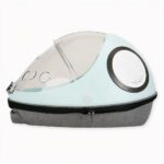 La porte avant est équipée d'une fermeture à glissière pour une sécurité supplémentaire et une ventilation optimale. L'intérieur est rembourré avec un tissu doux et respirant pour offrir à votre animal un endroit douillet et chaleureux.
