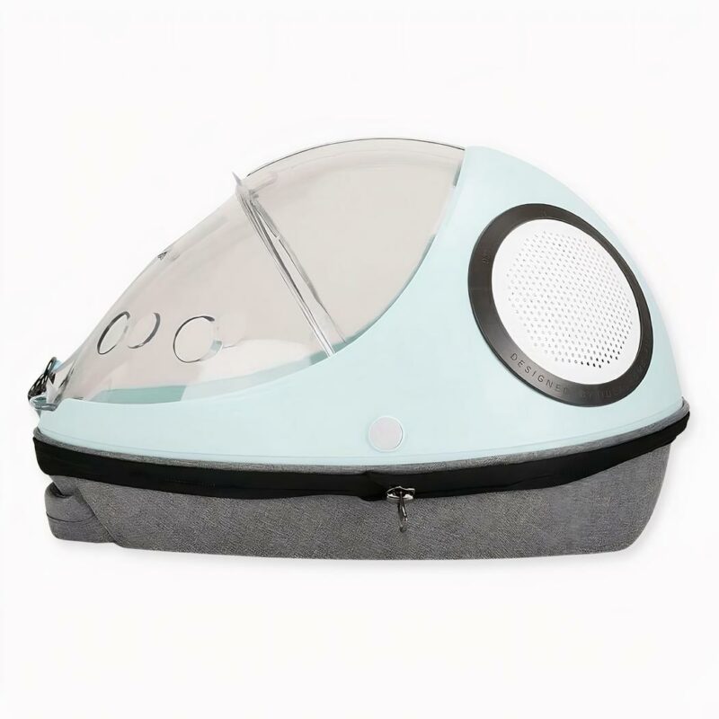 La porte avant est équipée d'une fermeture à glissière pour une sécurité supplémentaire et une ventilation optimale. L'intérieur est rembourré avec un tissu doux et respirant pour offrir à votre animal un endroit douillet et chaleureux.