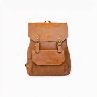 Loin des bancs d’école, revivez le monde avec votre insouciance d'enfant grâce à notre superbe cartable vintage en cuir synthétique et courrez vers l'aventure ! Toujours sur votre dos, vous aurez avec vous tout le nécessaire pour réussir vos journées d’exploration. Ce sac à dos est disponible en 3 coloris.