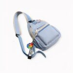 Un petit sac à dos femme à la mode qui peut se porter sur la poitrine, sur le dos ou sur l’épaule. Équipez-vous de ce sac à dos en nylon lors de vos petits déplacements du quotidien. Il sublimera votre look avec sa jolie touche de décontraction. De petit format, ce petit sac à dos est aussi léger et confortable à porter.