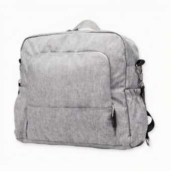 Craquez pour ce grand sac à dos gris élégant. Un sac à langer de grande capacité que vous apprécierez pour sa facilité de port et ses multiples utilisations. Que ce soit pour un pique-nique, un voyage ou une simple petite balade, ce sac sera parfait pour emporter les soins de bébé.