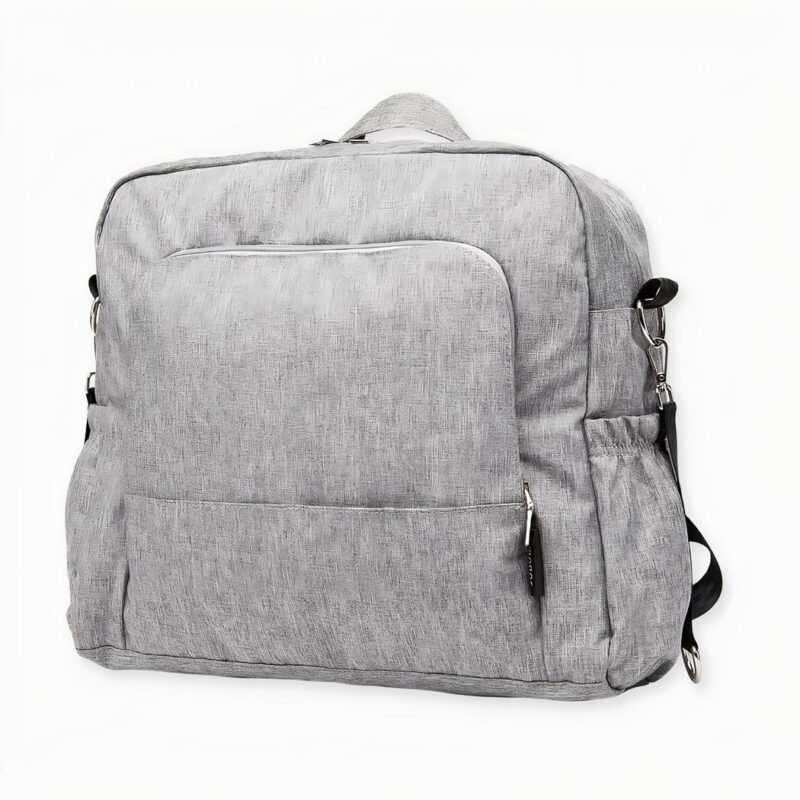 IMG_Grand sac à langer_gris_pour_bébé_1F Craquez pour ce grand sac à dos gris élégant. Un sac à langer de grande capacité que vous apprécierez pour sa facilité de port et ses multiples utilisations. Que ce soit pour un pique-nique, un voyage ou une simple petite balade, ce sac sera parfait pour emporter les soins de bébé.