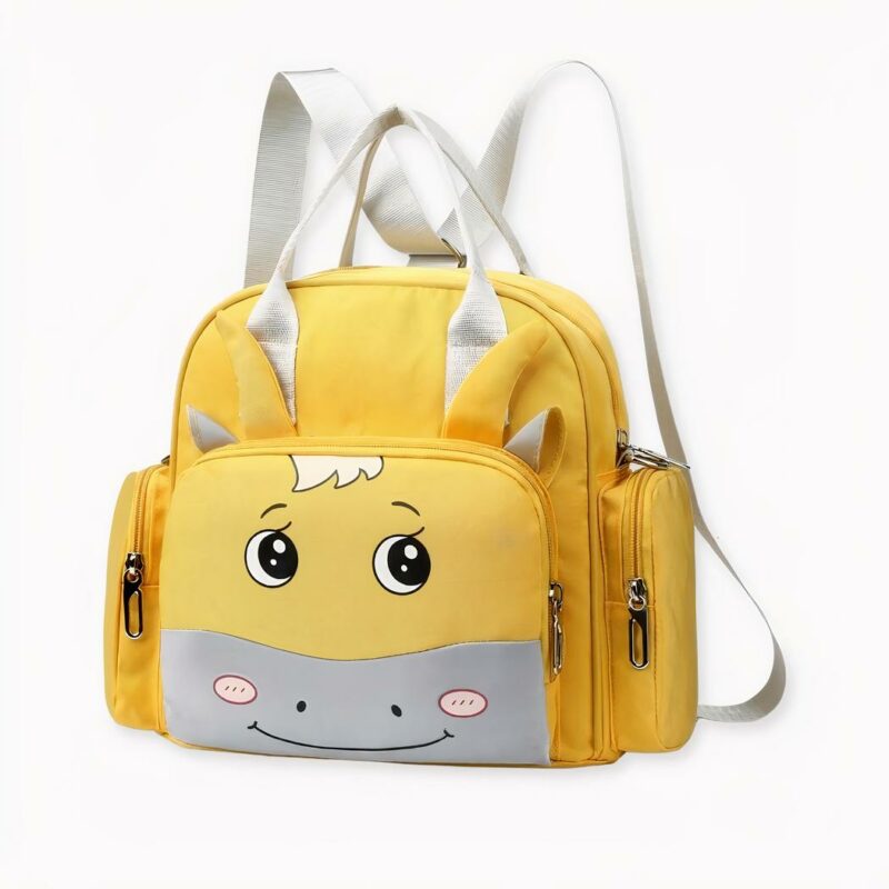 Vous allez adorer porter ce mini sac à couches motif dessin animé lors de vos petites escapades avec bébé. Mignon, ce sac à dos kawaii amusera bébé. Choisissez le modèle qui vous convient parmi les 4 coloris proposés.