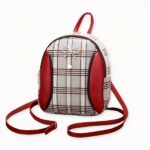 Laissez-vous séduire par ce mini sac à dos femme motif carreaux. Un mignon sac à dos qui vous sera indispensable pour les petits déplacements du quotidien. Avec son petit format et son poids plume, il est impossible de ne pas aimer le porter. De plus, il existe une variété de couleurs pour ce sac à dos carreaux. Il ne vous reste plus qu’à choisir celui qui vous plait.