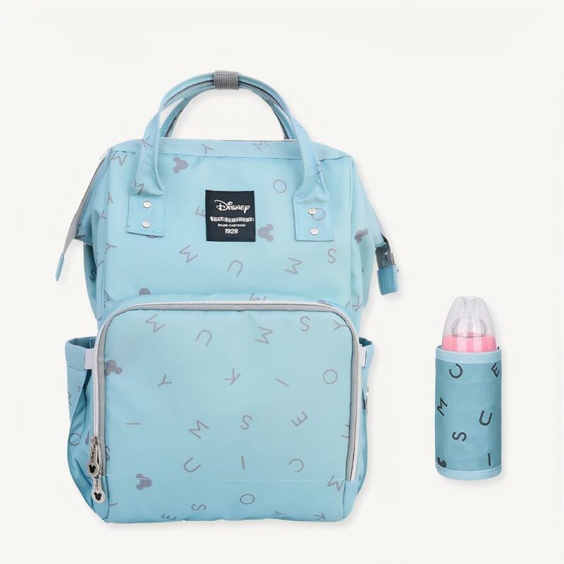 Un sac à dos motif Disney pour transporter confortablement les soins de bébé lors de vos sorties. Mignon, ce sac à langer vous donnera du charme à coup sûr. Mais avant tout, il facilitera le transport des affaires de votre bout de chou grâce à ses poches et son grand compartiment.