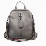 Le sac à dos femme idéal pour les passionnées de mode ! Choisissez ce sac à dos en cuir pour accompagner une tenue élégante ou cool. Idéal pour l’école, le travail ou le voyage, ce sac à dos sera parfait pour transporter vos besoins essentiels. Il est disponible en quatre coloris différents.