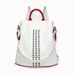 Découvrez notre élégant sac à dos en polyester pour femme. Il se décline en deux coloris pour plus de style. Aussi pratique qu'à la pointe de la mode, ce sac à dos vous accompagnera dans toutes vos démarches quotidiennes, de jour comme de nuit. Il peut contenir un iPad et tous vos affaires personnels. À vous de jouer !