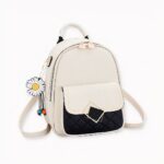 Découvrez ce sublime petit sac à dos avec son porte-clé pâquerette. Idéal pour assortir à votre tenue estivale, il sera votre compagnon parfait du quotidien. Il se décline en plusieurs coloris pour s'assortir à vos tenues fleuries. En simili cuir avec ses multiples poches, il est à la fois pratique et élégant.