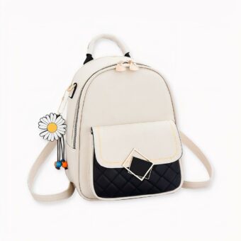 Découvrez ce sublime petit sac à dos avec son porte-clé pâquerette. Idéal pour assortir à votre tenue estivale, il sera votre compagnon parfait du quotidien. Il se décline en plusieurs coloris pour s'assortir à vos tenues fleuries. En simili cuir avec ses multiples poches, il est à la fois pratique et élégant.