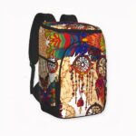 Un sac à dos isotherme original à motif attrape-rêve pour tous les passionnés de la randonnée. Ce sac à dos coloré est équipé d'un compartiment large capable de contenir une grande quantité d'aliments et de boissons. Il se dote d'une poche arrière pour ranger les couverts et de deux poches sur le côté pour transporter des bouteilles supplémentaires.