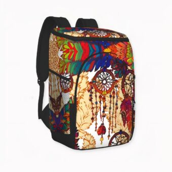 Un sac à dos isotherme original à motif attrape-rêve pour tous les passionnés de la randonnée. Ce sac à dos coloré est équipé d'un compartiment large capable de contenir une grande quantité d'aliments et de boissons. Il se dote d'une poche arrière pour ranger les couverts et de deux poches sur le côté pour transporter des bouteilles supplémentaires.