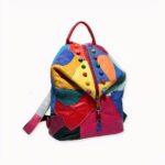 Hyper coloré, notre superbe sac à dos patchwork coloré et rétro en cuir saura se démarquer des autres lors des longues journées brumeuses ou pluvieuses. Il vous mettra de bonne humeur dès le matin !