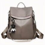 Découvrez notre sac à dos ordinateur pour femme, à la fois discret et élégant, il saura remplir parfaitement ses fonctions de sac, la sécurité en plus. En matière polyester, avec des poches et zips multiples, vous aurez la place d'y ranger un petit ordinateur en plus de tous vos accessoires nécessaires au quotidien.