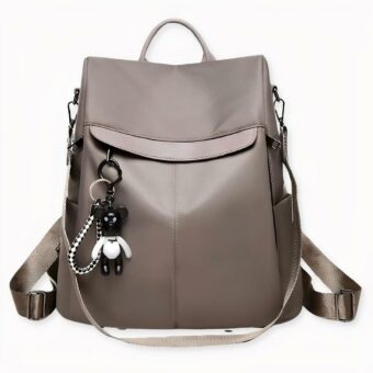 Découvrez notre sac à dos ordinateur pour femme, à la fois discret et élégant, il saura remplir parfaitement ses fonctions de sac, la sécurité en plus. En matière polyester, avec des poches et zips multiples, vous aurez la place d'y ranger un petit ordinateur en plus de tous vos accessoires nécessaires au quotidien.