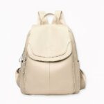 Laissez-vous séduire par ce sac à dos femme au design classique, sobre et élégant. Il se mariera avec tous les styles vestimentaires. Doux, souple et léger, ce sac à dos vous assurera un port pratique et confortable. N’hésitez pas à le porter pour vos petites courses du quotidien ou pour rejoindre votre bureau.
