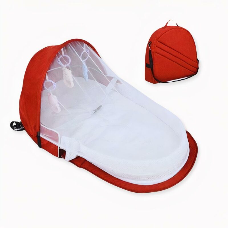 Découvrez ce sac à dos qui améliorera le confort de bébé lors des voyages. Pratique pour transporter certaines affaires de votre bout de chou, il peut aussi se transformer en un petit berceau lorsque bébé a besoin de dormir. Il bénéficie en plus d'une moustiquaire pour le protéger lors de son sommeil.