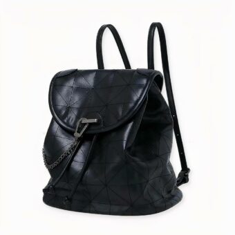 Laissez-vous séduire par ce sac à dos en simili cuir souple pour femme, il est léger, confortable et vous aidera à transporter vos petites affaires utiles au quotidien. Il ajoutera une touche finale à votre style chic et élégant.