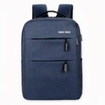 Un sac à dos gris au design épuré et élégant pour vous accompagner à l'université ou au travail. Craquez pour ce sac à dos ordinateur multi-poche qui rendra le transport de vos affaires plus simples. Chaque chose aura sa place avec son compartiment principal et ses nombreuses poches arrières.