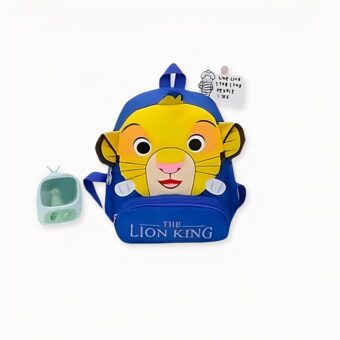 Voilà le sac à dos Simba pour enfant parfait pour les enfants passionnés par Le Roi Lion. Un sac à dos Simba avec des oreilles trop mignonnes qui lui rendront de bonne humeur chaque jour en allant à l'école. Son compartiment principal et ses poches faciliteront le transport de ses affaires.