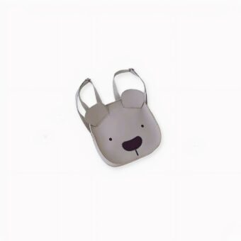 Votre fille ou garçon va adorer aller à l'école avec cet adorable sac à dos ours pour enfant. Un mignon petit sac dessin animé qui lui donnera du sourire à chaque fois qu'il le portera. Disponible en trois coloris différents, ce sac d'école pour enfant sera parfait pour les petits princes comme les petites princesses.