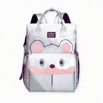 Un mignon sac à couches à motif raton laveur qui simplifiera la vie des mamans qui adorent se balader. Les promenades avec votre bout de chou deviendront plus confortables grâce à ce sac à dos équipé d'un compartiment large et de multiples poches pour ranger chaque affaire de bébé.