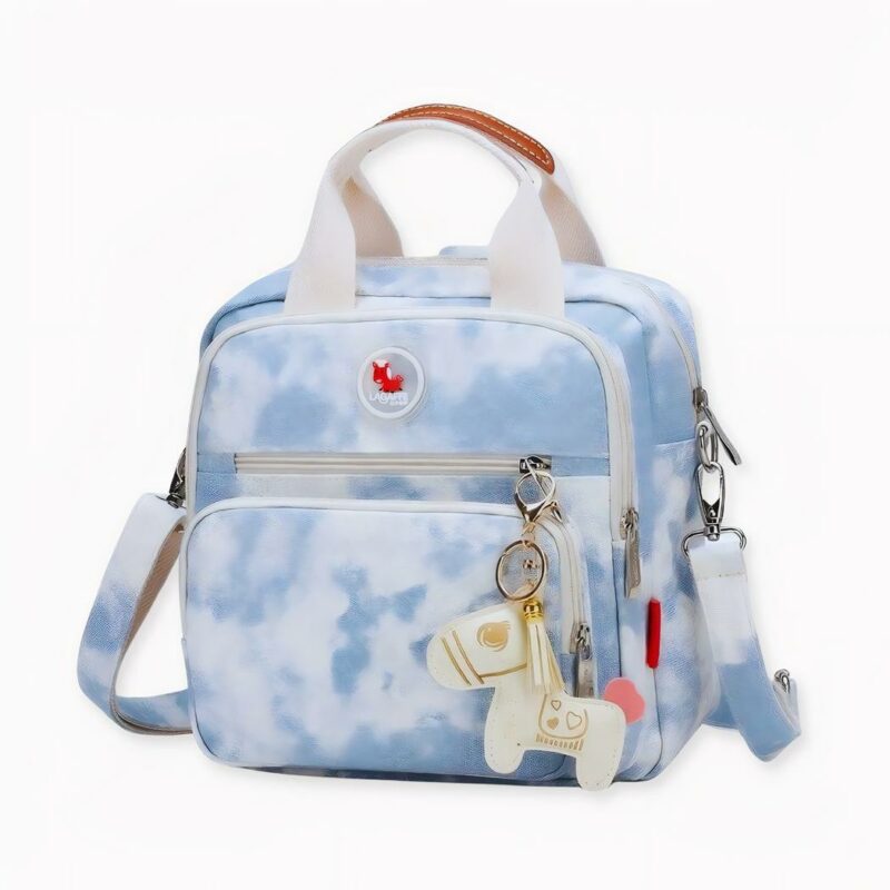 Ce joli sac à dos sera parfait pour accompagner les jeunes mamans lors des sorties avec bébé. Compact et élégant, il est peu encombrant et permet de transporter facilement les soins de bébé. Ce sac à couches est disponible en de multiples coloris. Choisissez celui qui correspond le mieux à votre style.