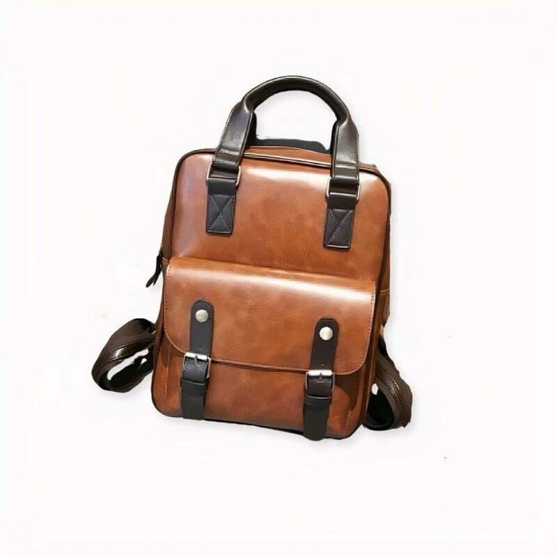 Notre sac à dos cartable pour femme vintage est un sac très pratique ! Muni d’une grande poche principale, de deux larges poches latérales rembourrées et d’une dernière petite poche sur le devant, vos affaires seront toujours bien rangées et a porté de main.