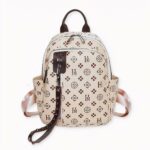 Un sac à dos femme compact et élégant qui vous accompagnera partout où vous allez. Ce petit sac à dos en simili cuir sublimera votre look avec sa touche vintage et de luxe. Léger et confortable, vous allez adorer le porter lors de vos petits déplacements en ville. Dans son compartiment principal, le sac peut contenir votre tablette, smartphone, livres, etc.