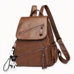 Notre sac à dos vintage en cuir synthétique convient à tous les styles et à toutes les occasions ! Sobre et facile à porter, il vous séduira également par sa praticité lors des usages quotidiens.   Sac à dos disponible en 2 coloris.