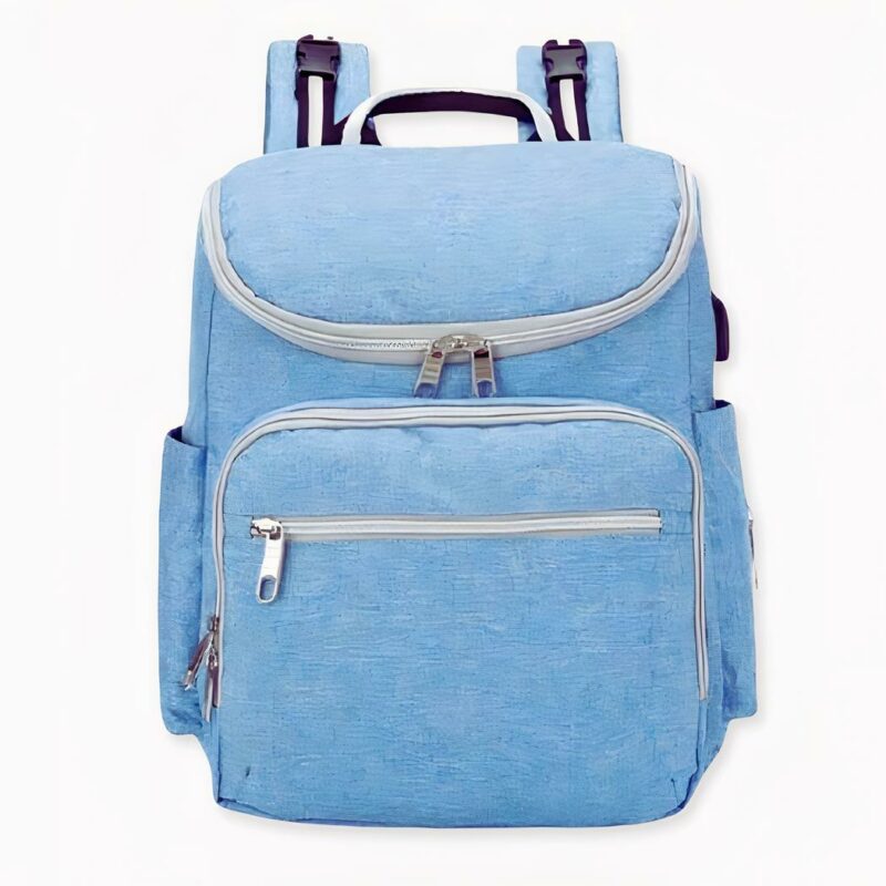 Un joli sac à langer pensé pour les mamans qui se déplacent souvent avec leur bébé. Ce sac à dos maman propose un grand compartiment intérieur pour ranger les vêtements de bébé, ses couches, ses chaussures et ses boîtes de lait. Sa grande poche prévoit deux places pour biberons et trois petites cuillères.