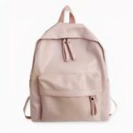 Non, le style preppy n’est pas mort ! Equipez-vous de ce joli sac à dos femme en simili cuir pour ajouter une jolie touche vintage et classique à votre look. C’est un excellent accessoire pour adopter un look preppy au quotidien. De plus, ce sac à dos simili cuir est disponible en plusieurs coloris. Vous allez pouvoir l’assortir à vos vêtements ou trouver un modèle correspondant à votre teint.