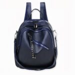 Le sac à dos cuir est à la mode ! Avec ce sac à dos femme de couleur unie, transportez vos affaires avec style et élégance au quotidien. Que ce soit pour aller au travail, à l’école ou en balade avec vos amis, ce sac à dos léger et compact sera parfait. Il suffit de choisir la couleur qui va mieux avec votre peau et votre style.