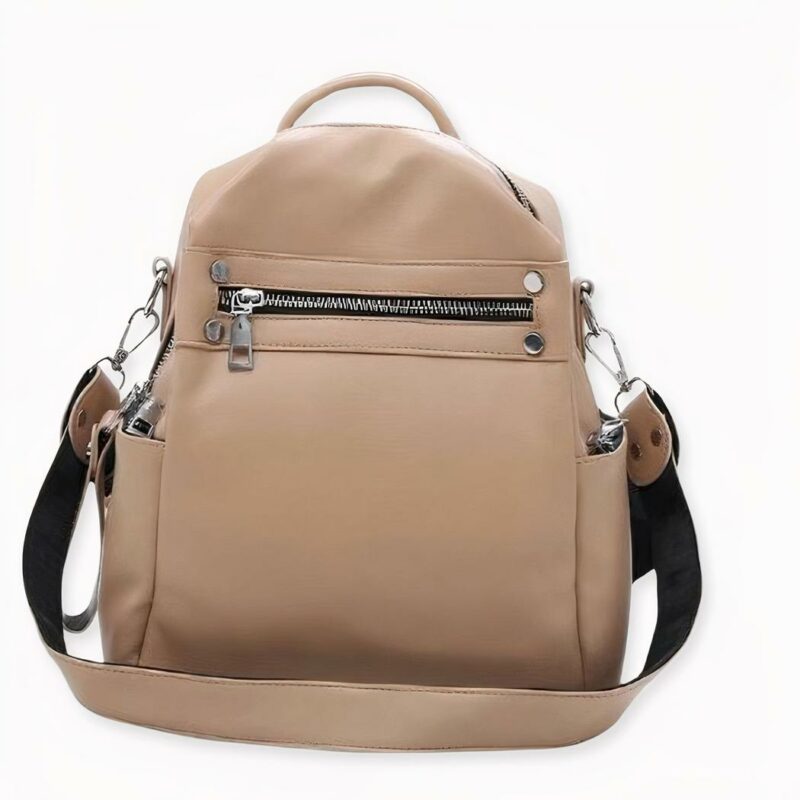 Découvrez ce joli sac à dos femme aux lignes cools et épurées. Un sac à dos compact et léger qui apportera une touche de décontraction à votre look. À l’école, au travail ou pour une simple petite balade, ce sac à dos est l’accessoire idéal pour transporter vos divers besoins avec style. Vous pouvez choisir entre différents coloris.