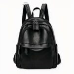 Ce sac à dos femme peut être utilisé comme un sac pour l’école, pour le travail ou pour les petites promenades quotidiennes. Vous gagnerez en élégance et en classe avec ce sac à dos en simili cuir. Il sera parfait pour accompagner un look chic et vintage. Ce sac existe en deux coloris différents.