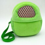 Sac de transport petits animaux vert avec un fond blanc