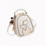 Sac à dos à paillettes en simili cuir avec un motif en forme de deux chats. Un pendentif de petite fille est accroché à la fermeture éclair. Notre sac à dos se décline en plusieurs coloris pour correspondre à vos attentes les plus folles. Trop mignon, ce petit sac plaira aux petites filles comme aux femmes fan de chat !