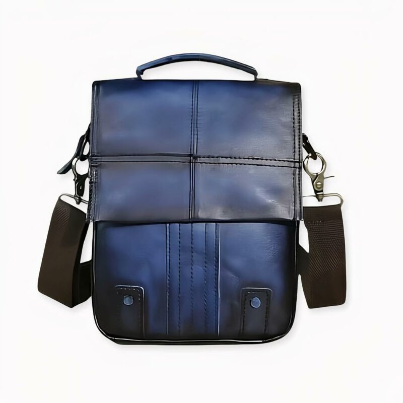 Sac_à_dos_bandoulière_en_cuir_2 Notre sac à dos bandoulière en cuir est un sac vintage, authentique et unique qui vous permettra de transporter confortablement vos affaires. Fabriqué avec un cuir épais et une toile de qualité, il est idéal pour effectuer de longues balades en tout temps. Sac disponible en 5 coloris.