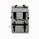 Sac à dos de voyage avec chargeur USB sur fond gris clair.