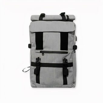 Sac à dos de voyage avec chargeur USB sur fond gris clair.