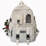 Sac à dos de voyage tendance blanc avec une peluche suspendue. Bonne qualité et très à la mode.