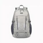 Sac à dos imperméable pour voyage sur fond gris clair.