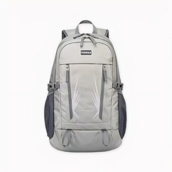 Sac à dos imperméable pour voyage sur fond gris clair.