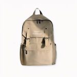 Laissez-vous séduire par ce sac à dos nouvelle tendance adolescente. Un sac à dos qui vous plaira forcément si vous êtes une adepte du look décontracté. De plus, cet accessoire vous rendra la vie plus facile au quotidien. Son compartiment large et sa poche spacieuse vous aideront à transporter vos fournitures d’école telles que les cahiers, livres ou encore l'ordinateur portable.