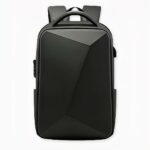 Sac à dos en coque dure pour ordinateur portable. On peut y retrouver un cadena à chiffre dessus. Le sac est noir avec un design morderne. Il a une petite hanse ainsi que deux bretelles pour le porter sur le dos.
