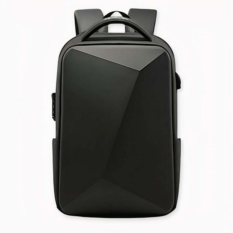 Sac à dos en coque dure pour ordinateur portable. On peut y retrouver un cadena à chiffre dessus. Le sac est noir avec un design morderne. Il a une petite hanse ainsi que deux bretelles pour le porter sur le dos.