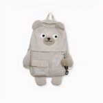 Sac à dos voyage ours kawaii sur fond gris clair.