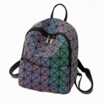 Sac à dos holographique géométrique en version multicolore sur fond gris clair.